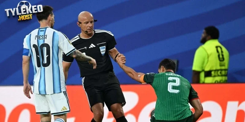 Pha bóng của Messi bị đánh giá gây tranh cãi