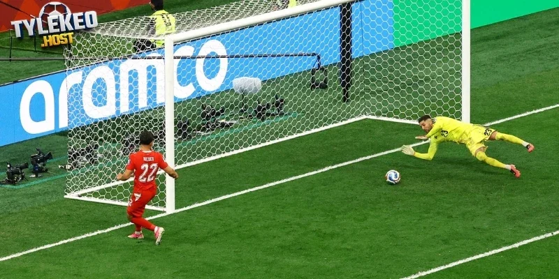 Khoảnh khắc lỡ cơ hội mười mươi của Fabian Rieder
